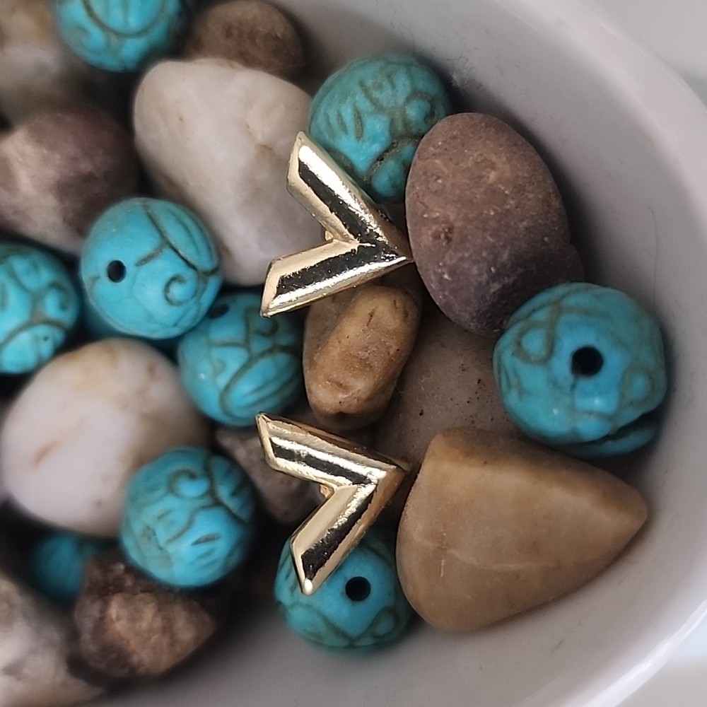 NEW! Essential V Stud Gold Earrings